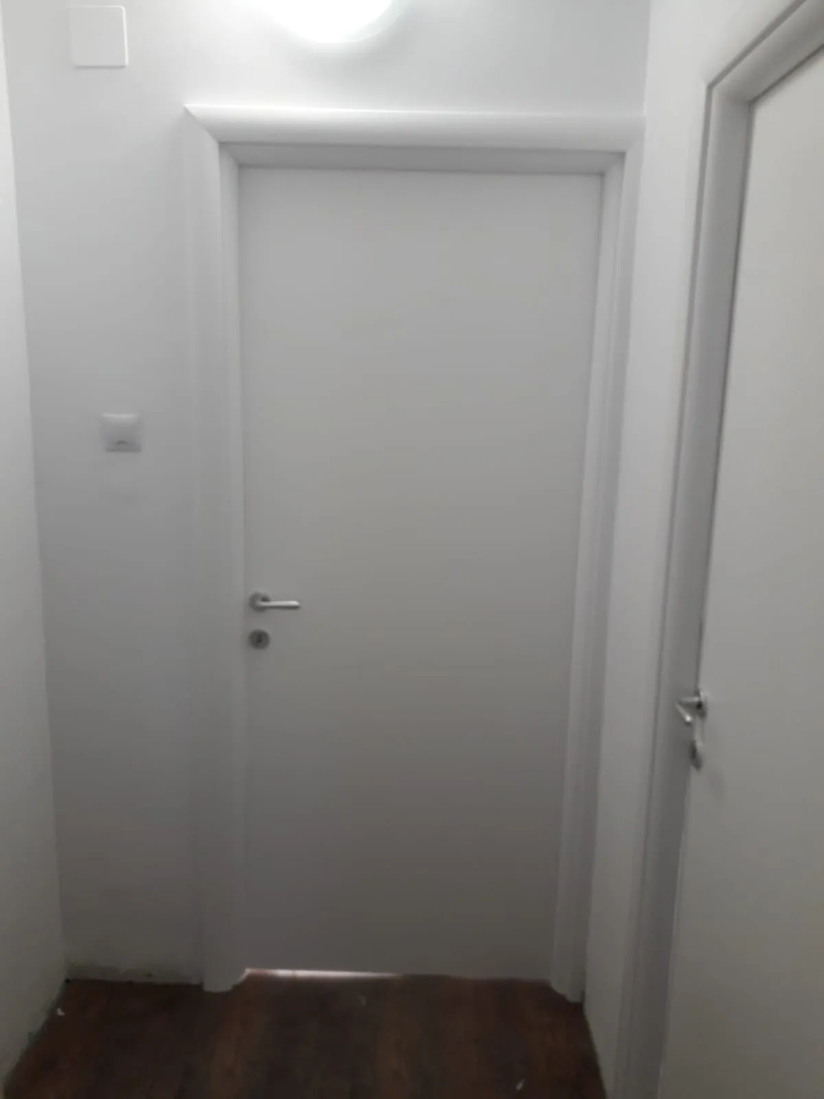 Ușă de interior în finisaj nuc, model cu panou plin