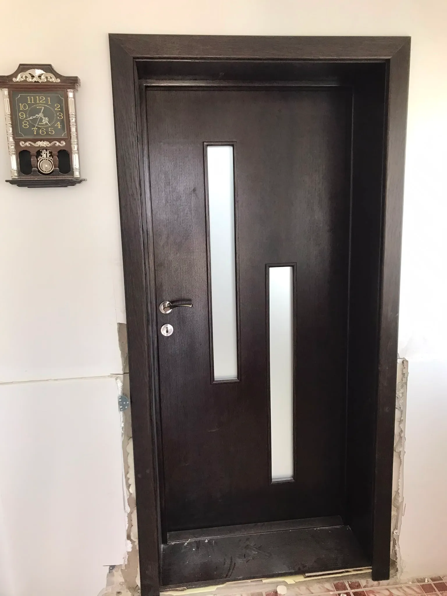 Detaliu ușă modernă din lemn wenge